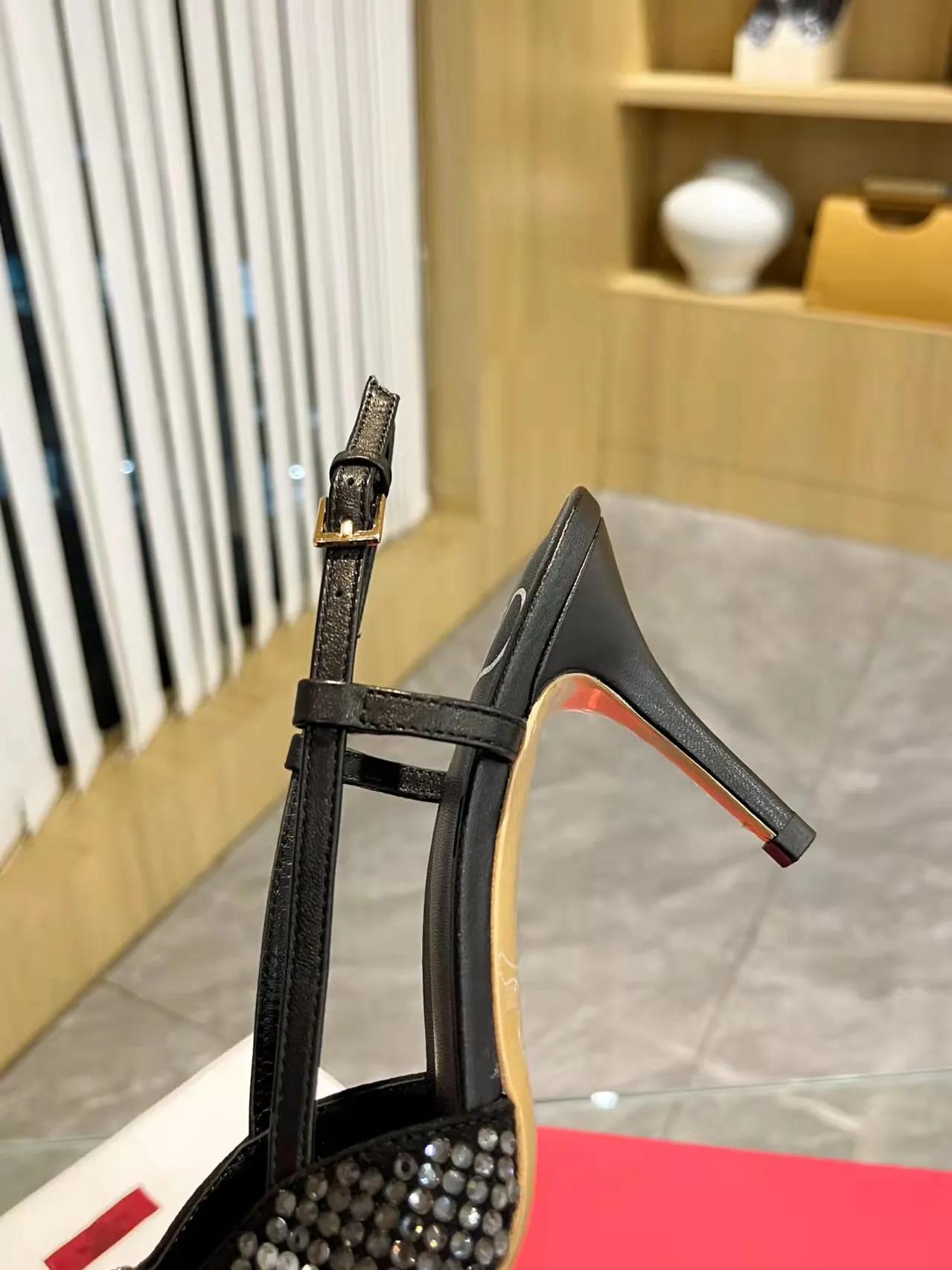 👟👟Ex-factory price 440👟👟 Genuine leather sole + 40 Kloesch diamond buckle Valentino.Valentino big v buckle single shoes ㊙️Latest series of counter genuine version with perfect details. Authentic products are made one to one. All details are consistent with genuine ones. The upper foot is very pedicure type. The key point is that it is very good and easy to control. It does not wear the feet and does not tire the feet. It is a walking artifact. The last shape is completely compared to the counter. The details are perfect. It is impossible to make such an exquisite product without the original version. Exclusive molded brass color. The highest version on the market. Fabric: imported sheepskin, lining and foot pads are all sheepskin. Color: 13 colors available. Sizes (34 to 42). Customized size 34 and 42. Non-returnable and non-exchangeable. Heel height: 7CM. Rubber sole. Genuine leather sole +40